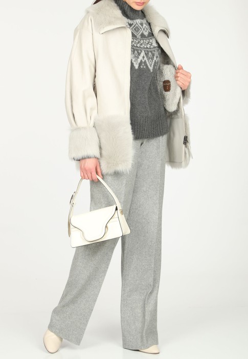 Товар серого цвета с внутренней стороны