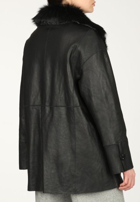 Товар черного цвета с внутренней стороны