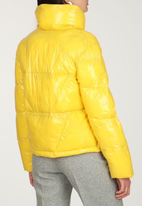 Товар желтого цвета с внутренней стороны