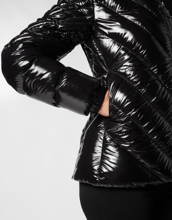 Товар черного цвета с внутренней стороны