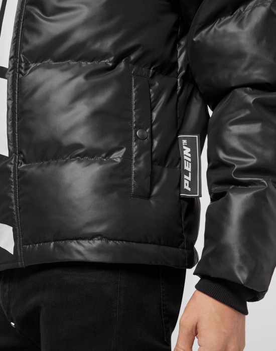 Товар черного цвета с внутренней стороны