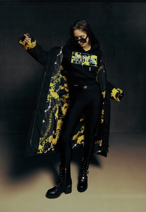 куртка  от бренда versace jeans couture вид слева