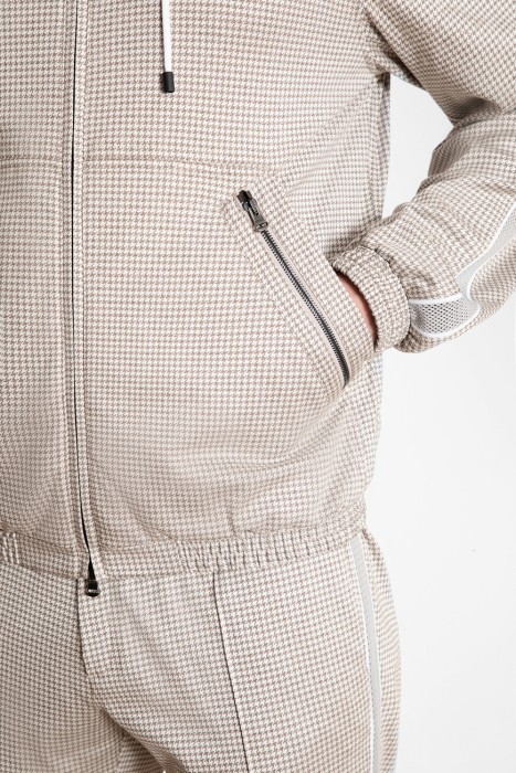 Товар бежевого цвета с внутренней стороны