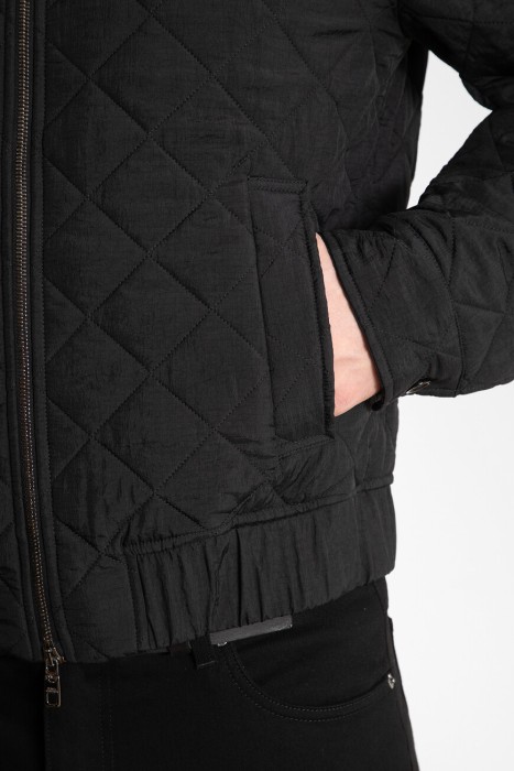 Товар черного цвета с внутренней стороны