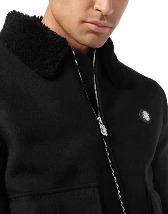 Товар черного цвета с внутренней стороны