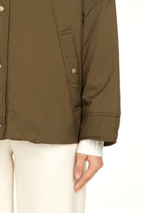 Товар зеленого цвета с внутренней стороны