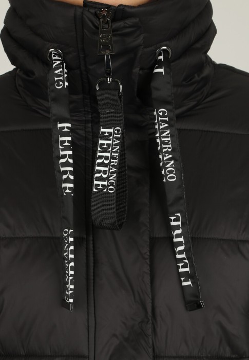 Товар черного цвета с внутренней стороны