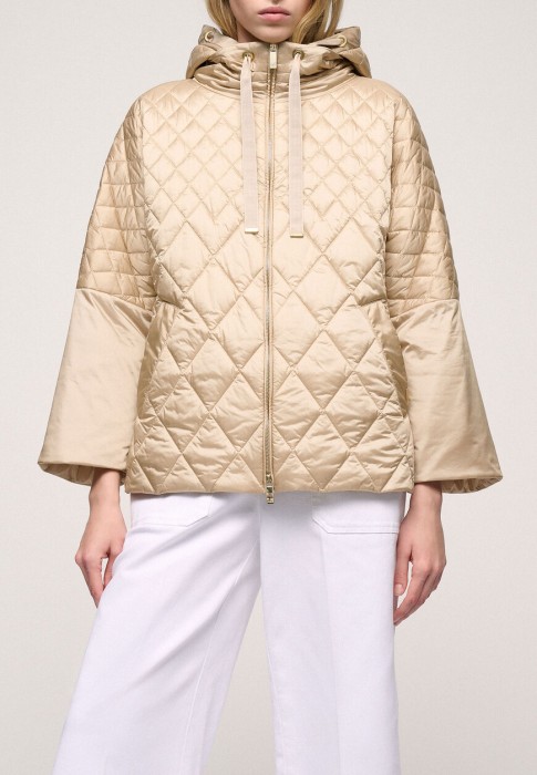 Товар бежевого цвета с внутренней стороны