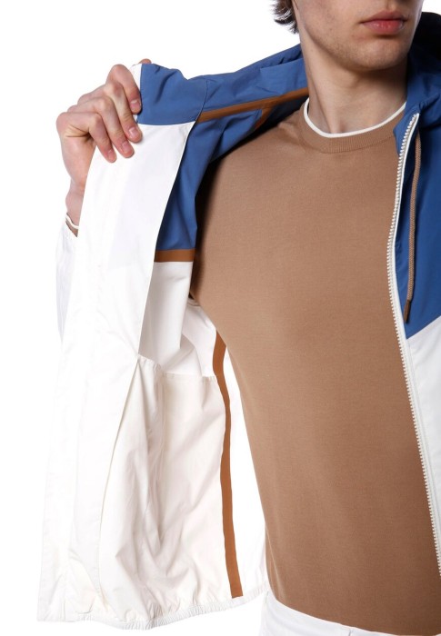 Товар голубого цвета с внутренней стороны