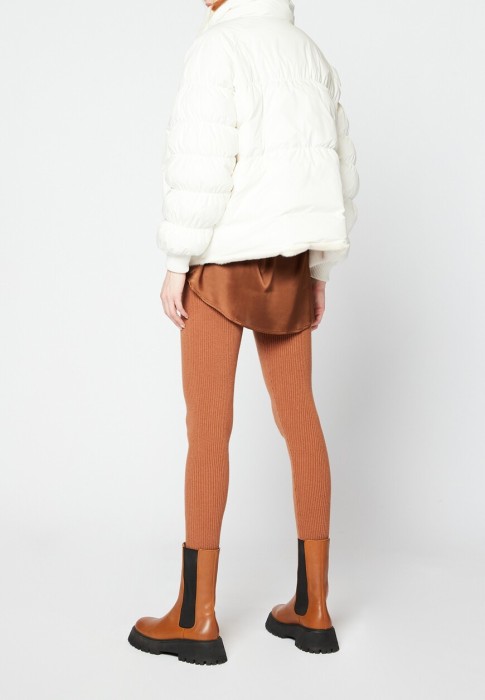 Товар белого цвета с внутренней стороны