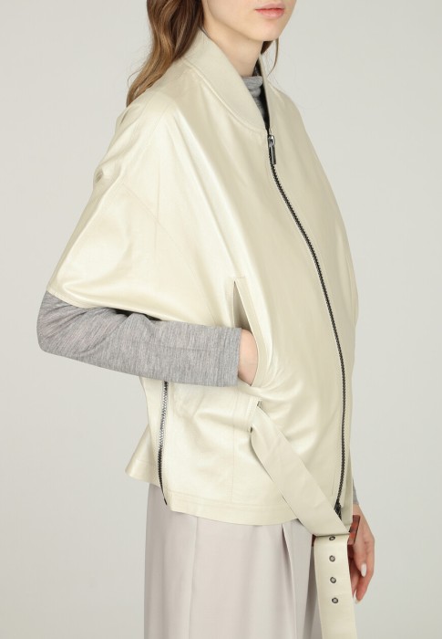 Товар белого цвета с внутренней стороны