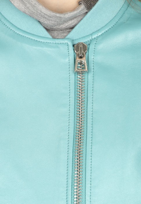 Товар зеленого цвета с внутренней стороны