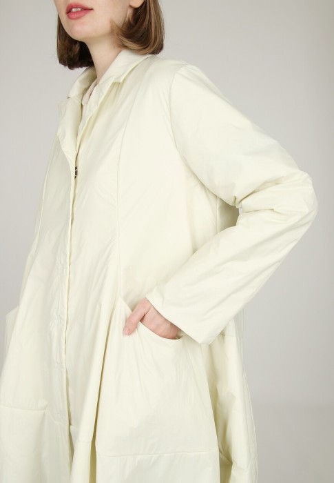 Товар белого цвета с внутренней стороны