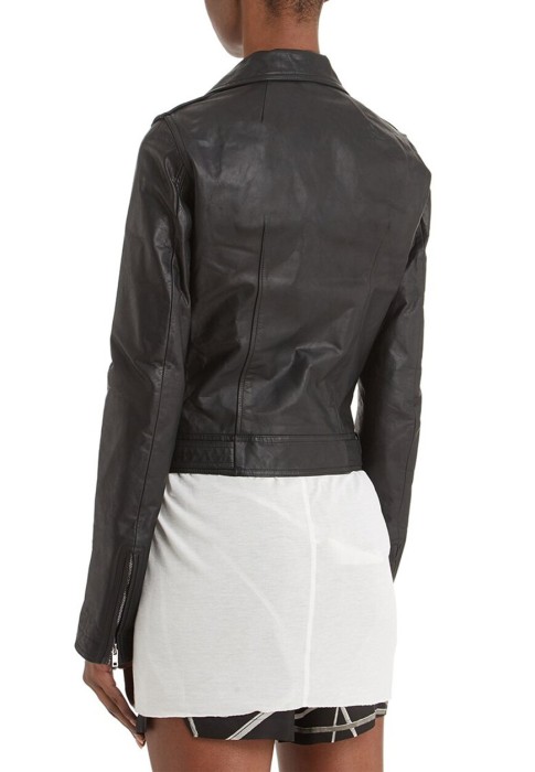 Товар черного цвета с внутренней стороны