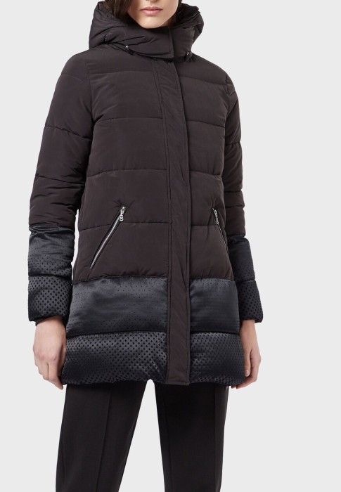 Товар черного цвета с внутренней стороны