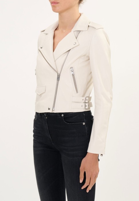 Товар белого цвета с внутренней стороны