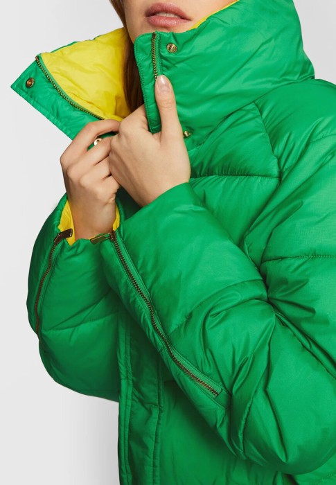 Товар зеленого цвета с внутренней стороны