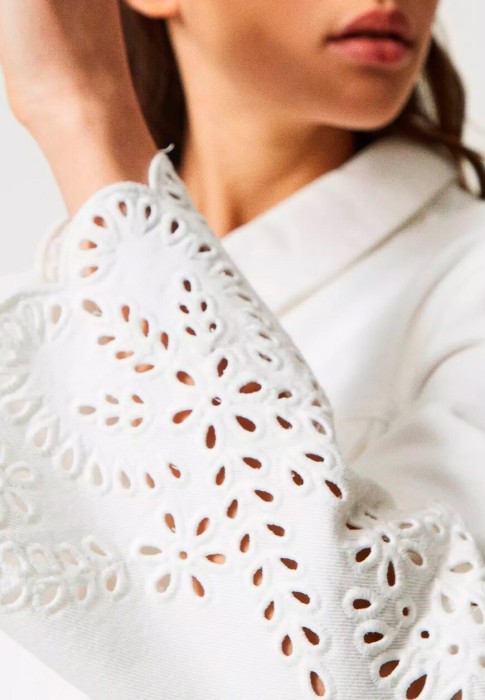 Товар белого цвета с внутренней стороны