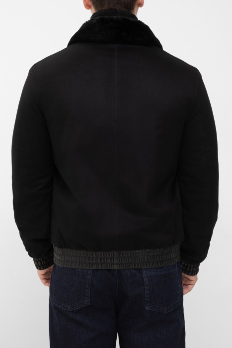 куртка  по цене 1105000 руб вид справа