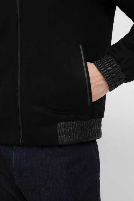 Товар черного цвета с внутренней стороны