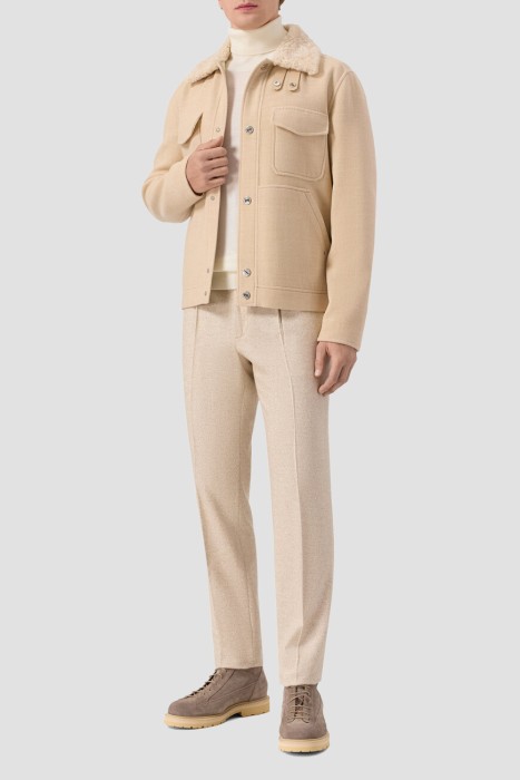 Товар бежевого цвета с внутренней стороны