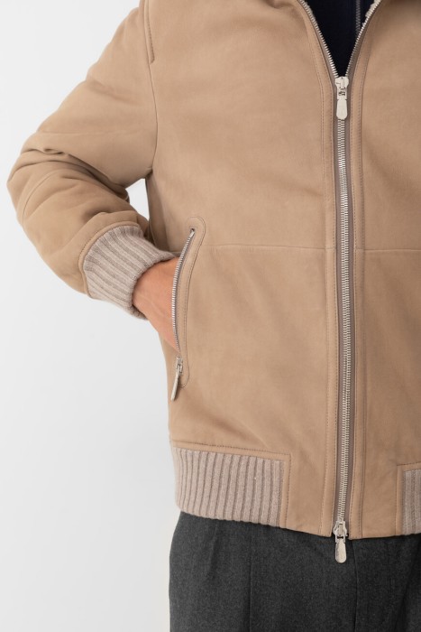 Товар коричневого цвета с внутренней стороны