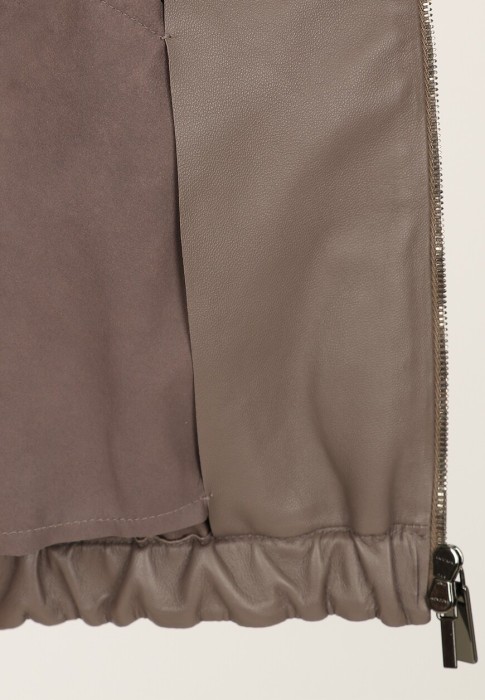 Товар коричневого цвета с внутренней стороны