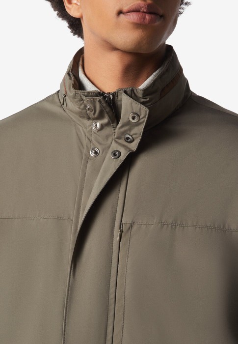 Товар зеленого цвета с внутренней стороны