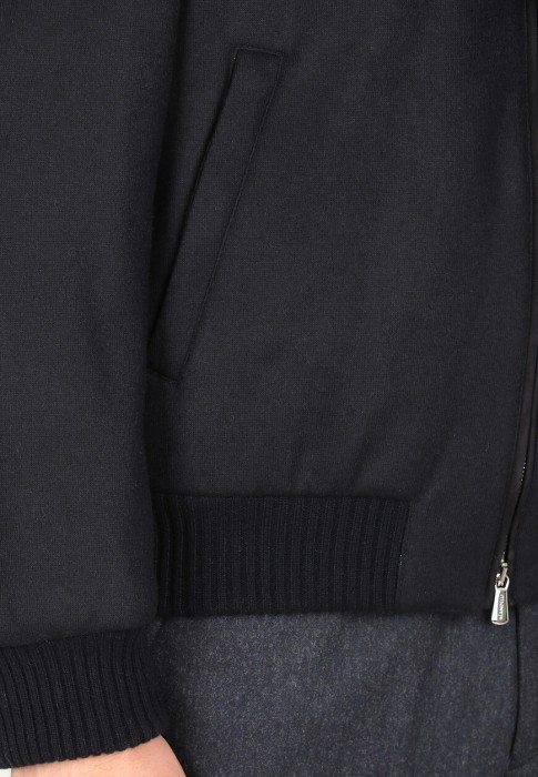 Товар синего цвета с внутренней стороны