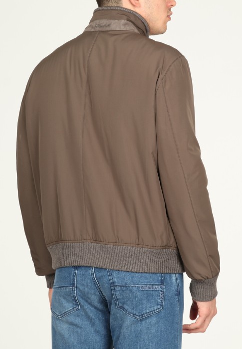 Товар коричневого цвета с внутренней стороны