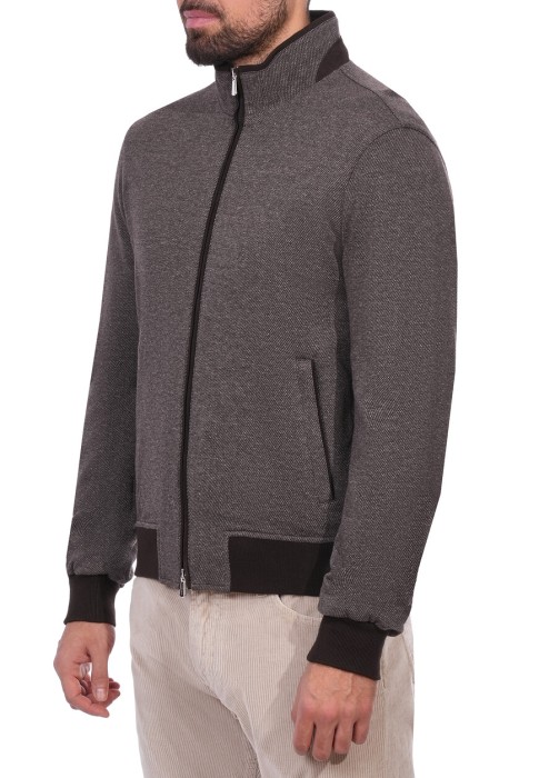 Товар коричневого цвета с внутренней стороны