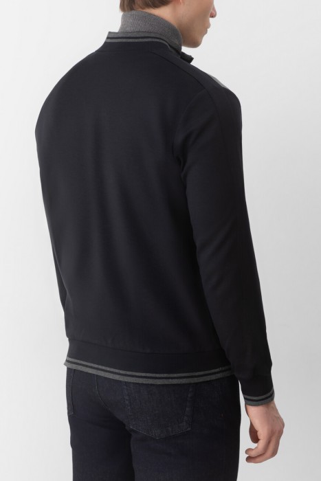 куртка  по цене 364000 руб вид справа