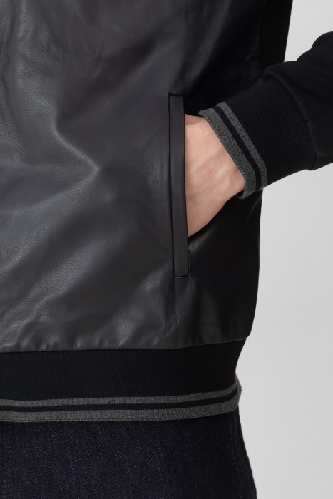 Товар синего цвета с внутренней стороны