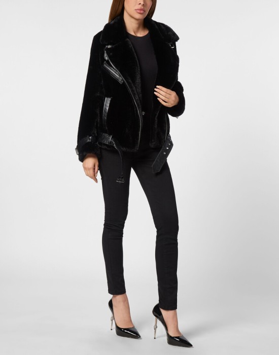 Товар черного цвета с внутренней стороны