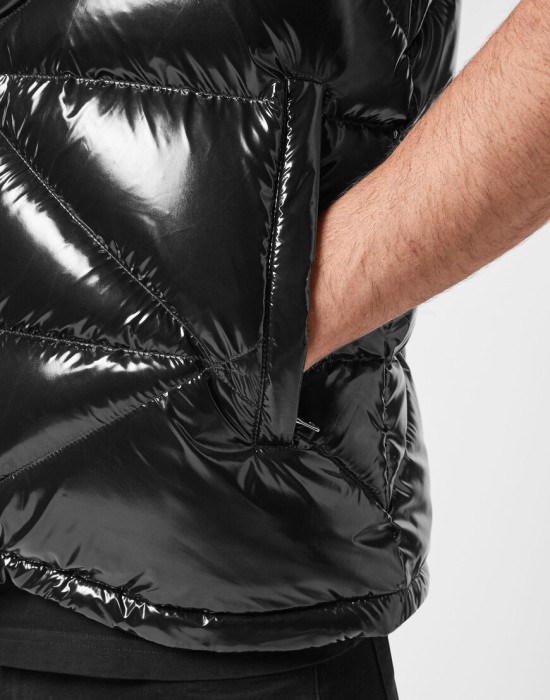 Товар черного цвета с внутренней стороны