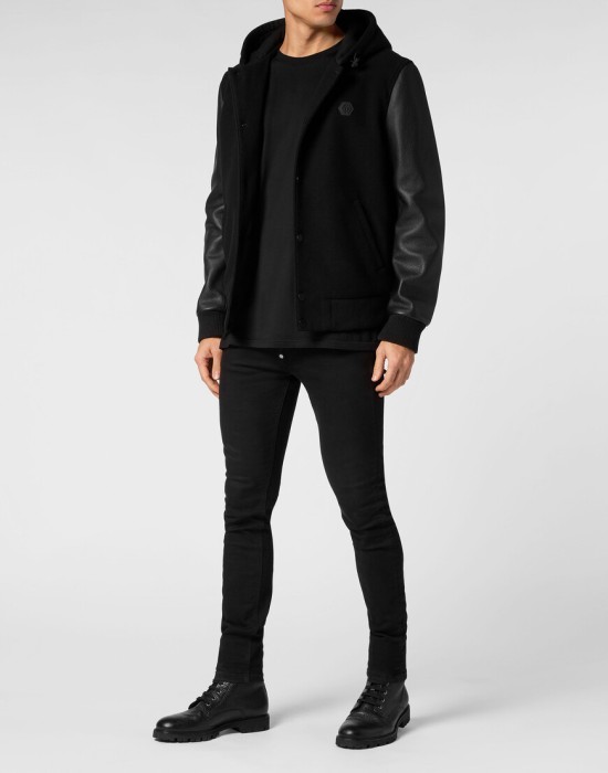 Товар черного цвета с внутренней стороны