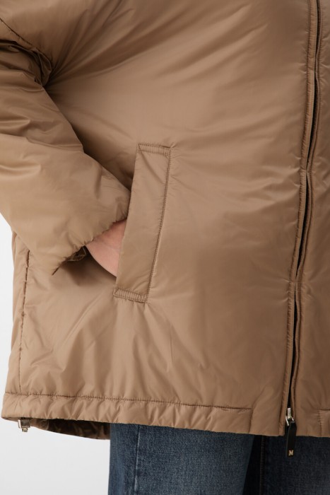 Товар бежевого цвета с внутренней стороны