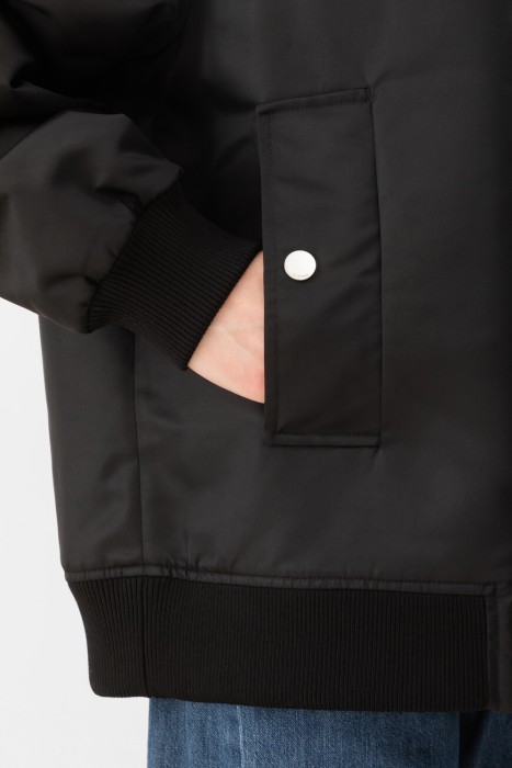 Товар черного цвета с внутренней стороны