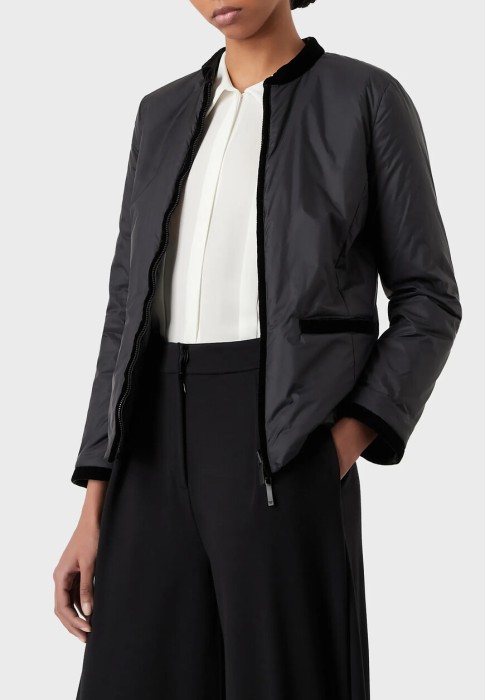 Товар черного цвета с внутренней стороны