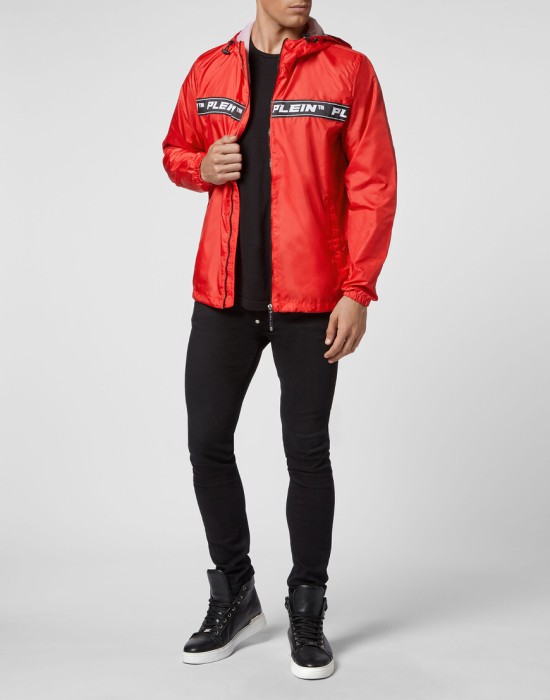 Товар красного цвета с внутренней стороны