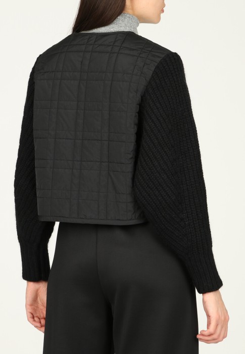 Товар черного цвета с внутренней стороны