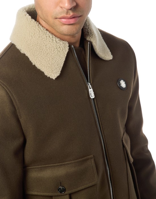 Товар коричневого цвета с внутренней стороны