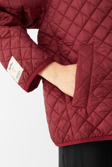 Товар бордового цвета с внутренней стороны