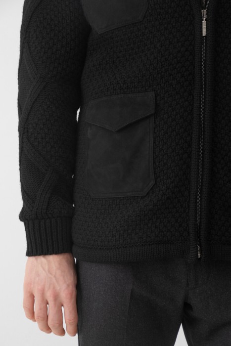 Товар черного цвета с внутренней стороны