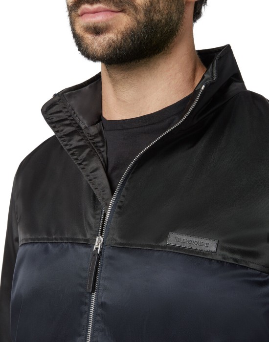 Товар черного цвета с внутренней стороны