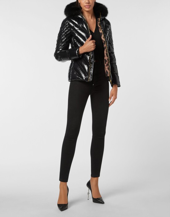 Товар черного цвета с внутренней стороны