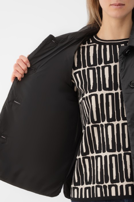 Товар черного цвета с внутренней стороны