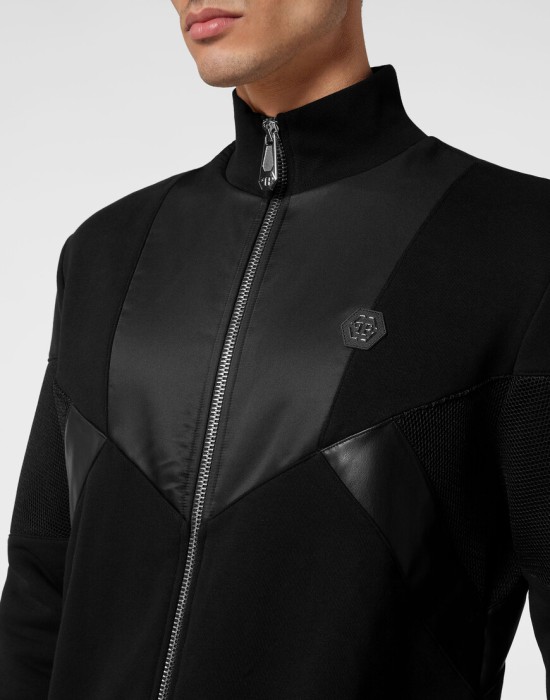 Товар черного цвета с внутренней стороны