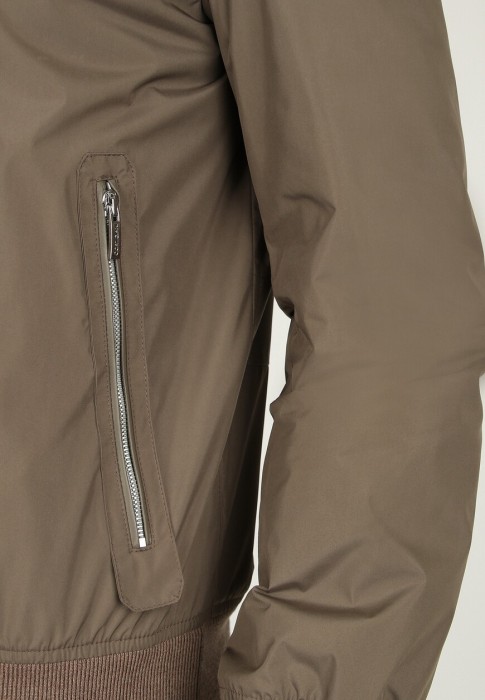 Товар коричневого цвета с внутренней стороны