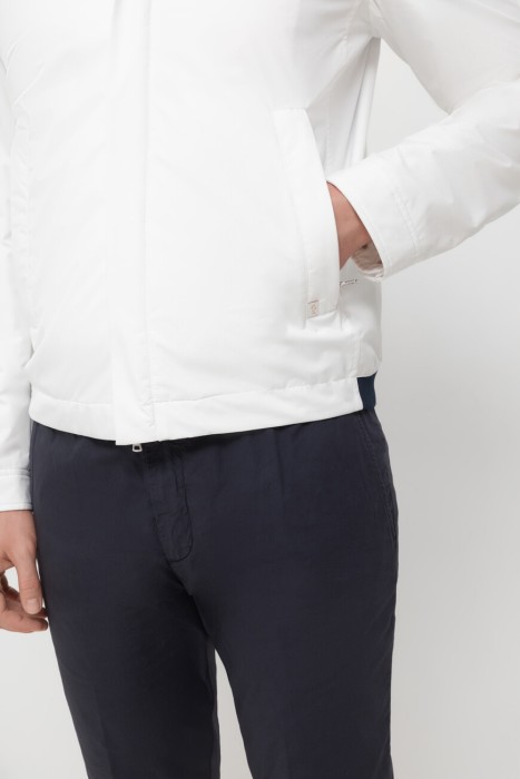 Товар белого цвета с внутренней стороны